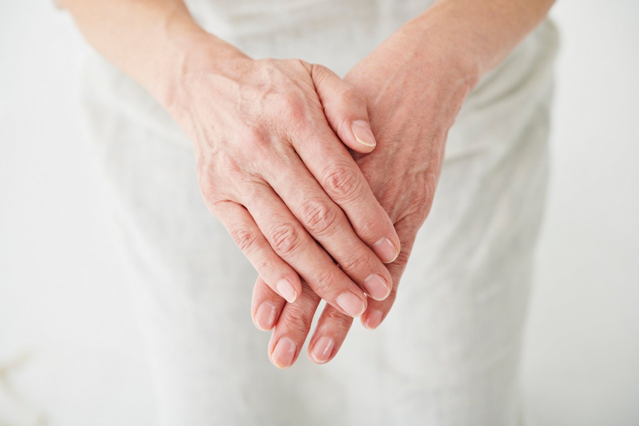 Mit einer gezielten Hyaluronbehandlung an den Händen lassen sich die Auswirkungen der Alterungsprozesse und Beanspruchungen reduzieren.