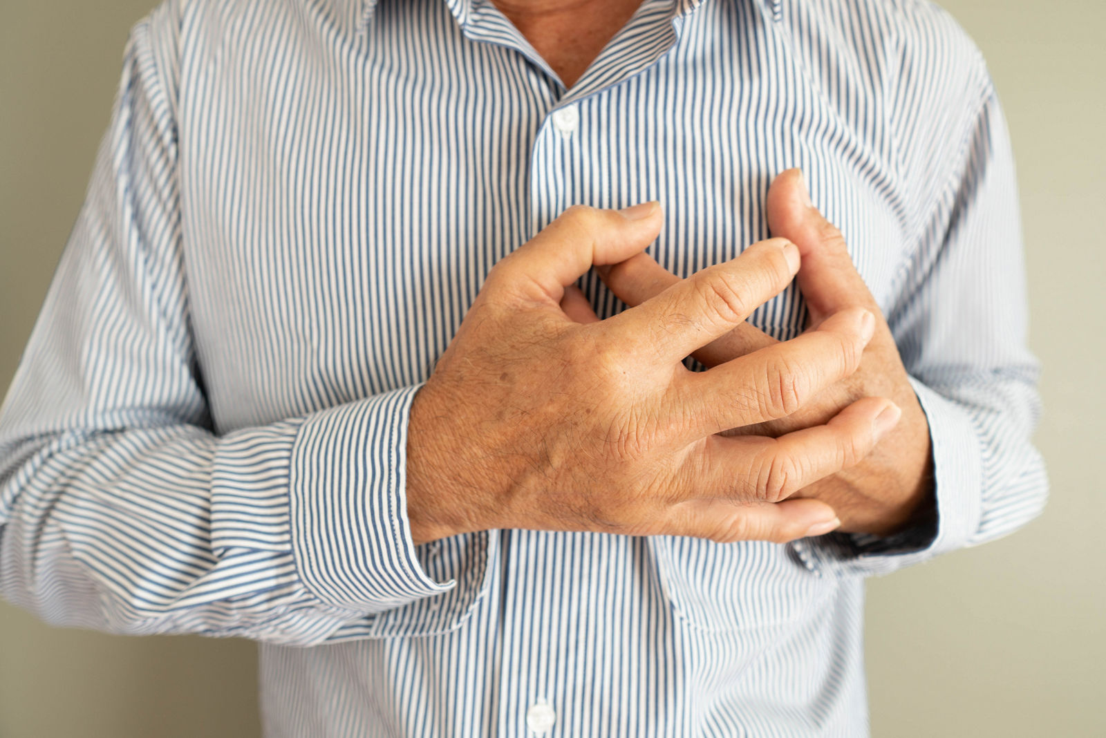Angina pectoris: Was steckt hinter den Brustschmerzen?