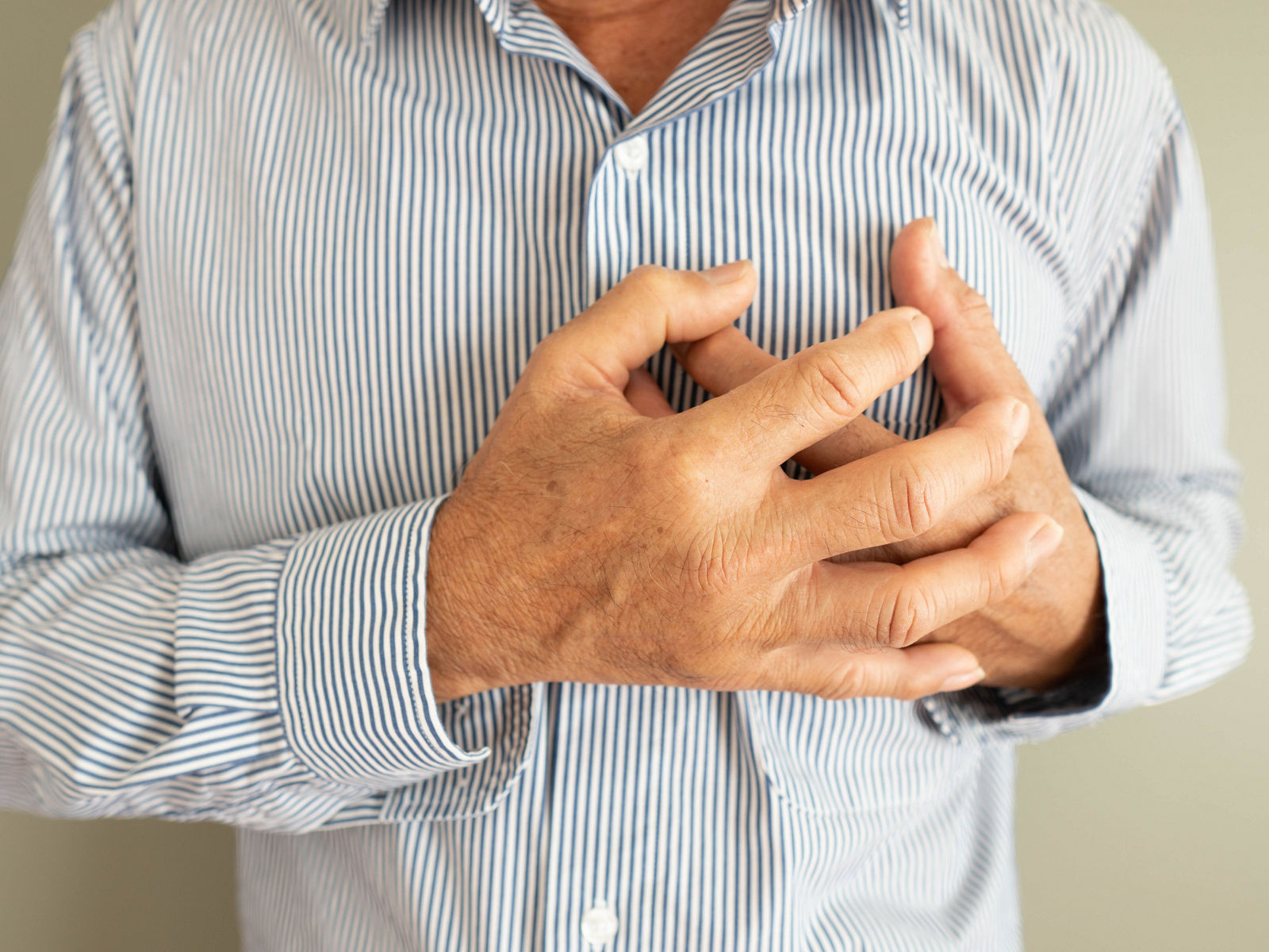 Angina pectoris: Was steckt hinter den Brustschmerzen?