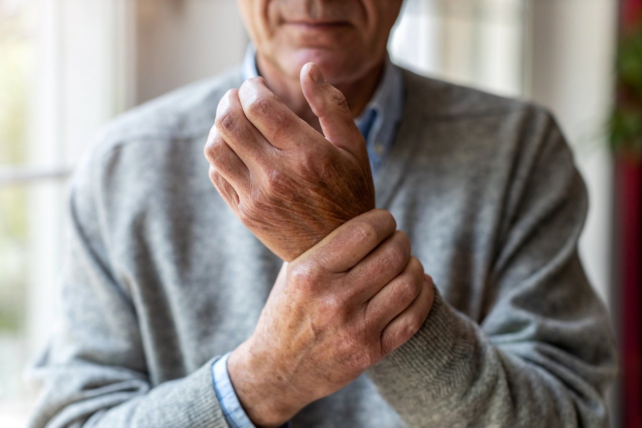 Mann hat Schmerzen im Handgelenk vom Rheuma