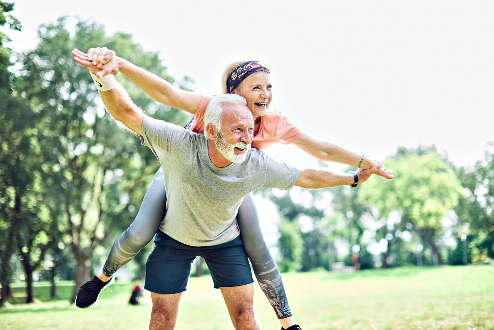 Mann trägt Frau auf Rücken beim Sport