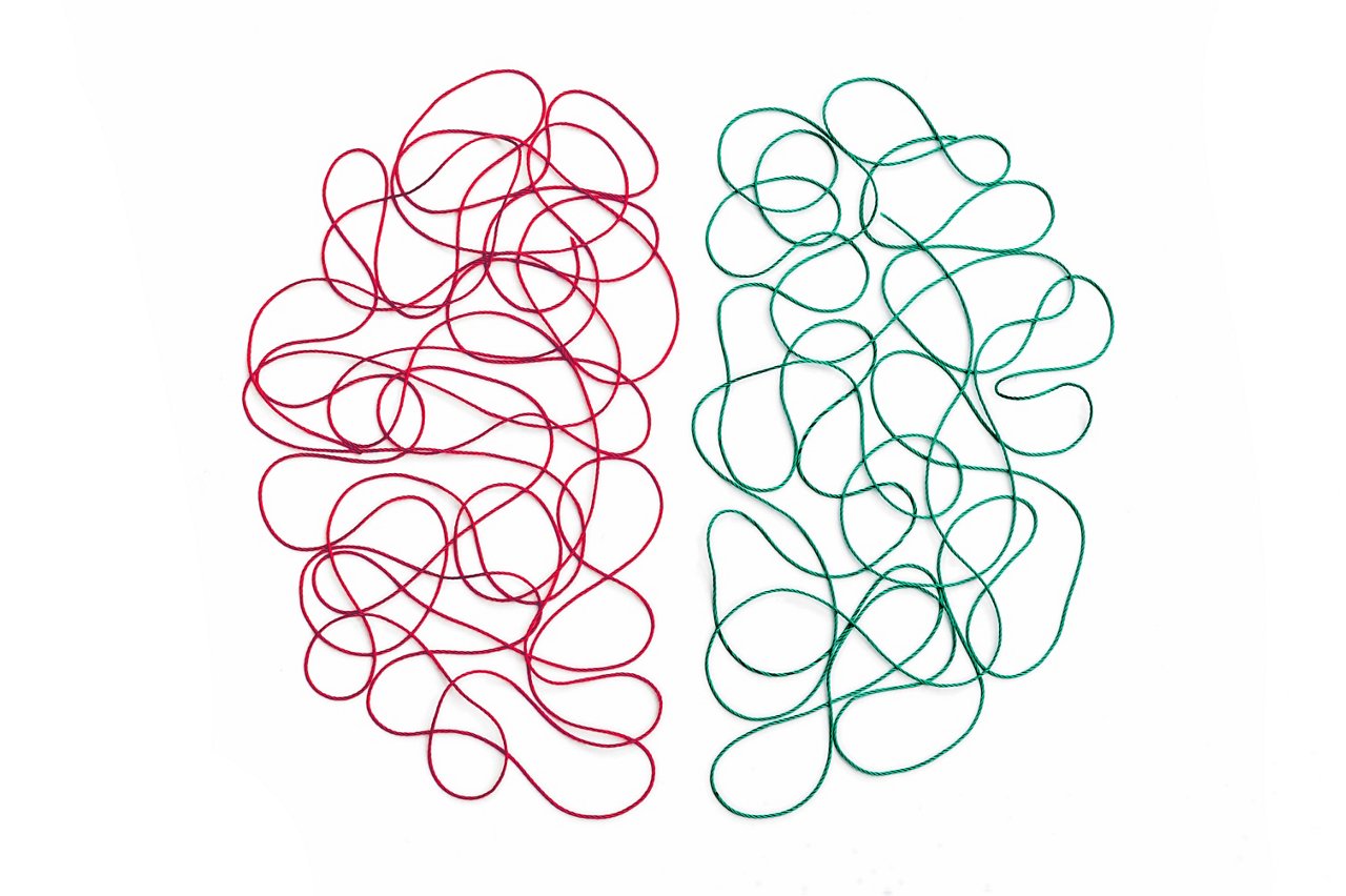 Zwei verschieden gefärbte Fäden als Symbol des hochkomplexen Gehirns
