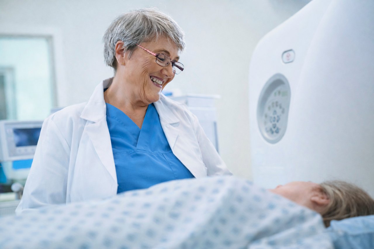 Ärztin mit Patient vor dem Scan