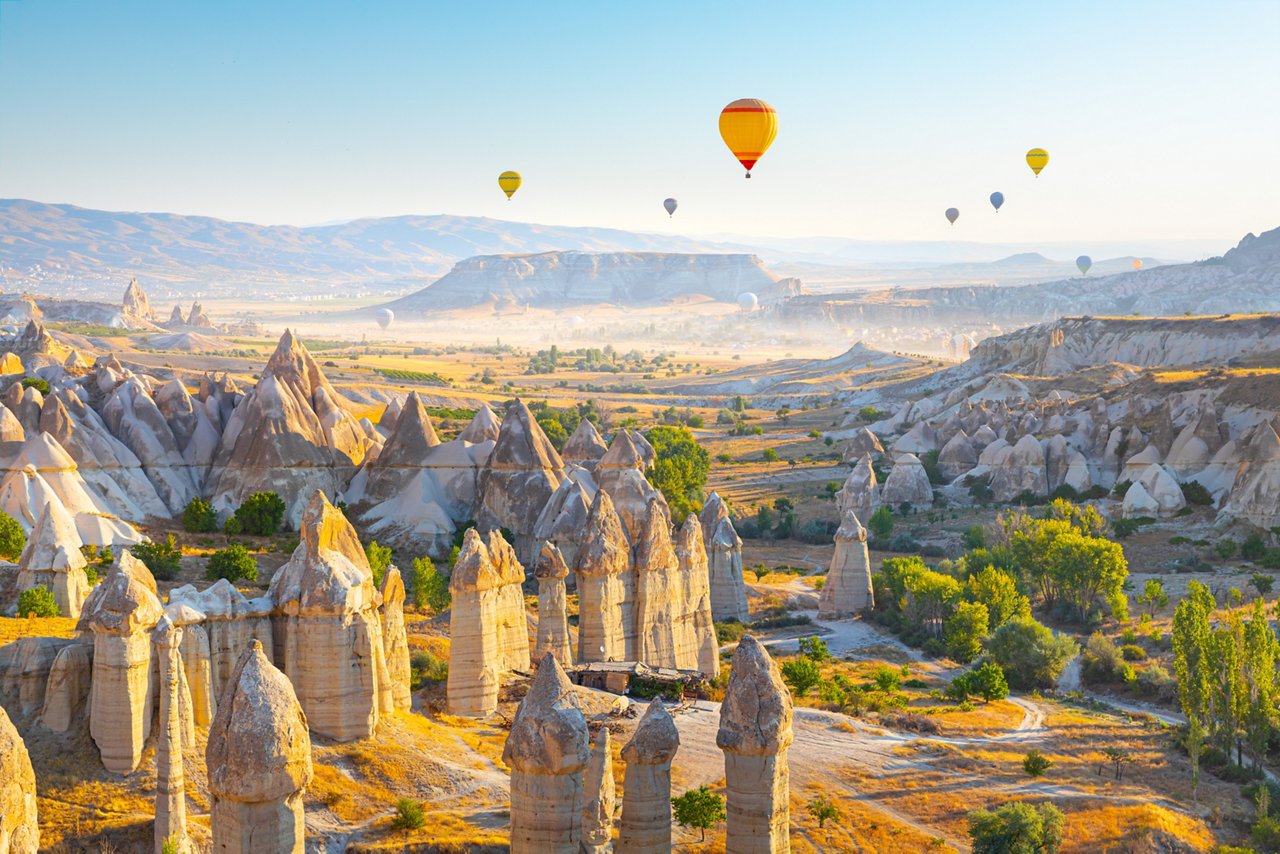 Panoramablick auf das Tal der Liebe in der Nähe des Dorfes Göreme, Kappadokien, Türkei