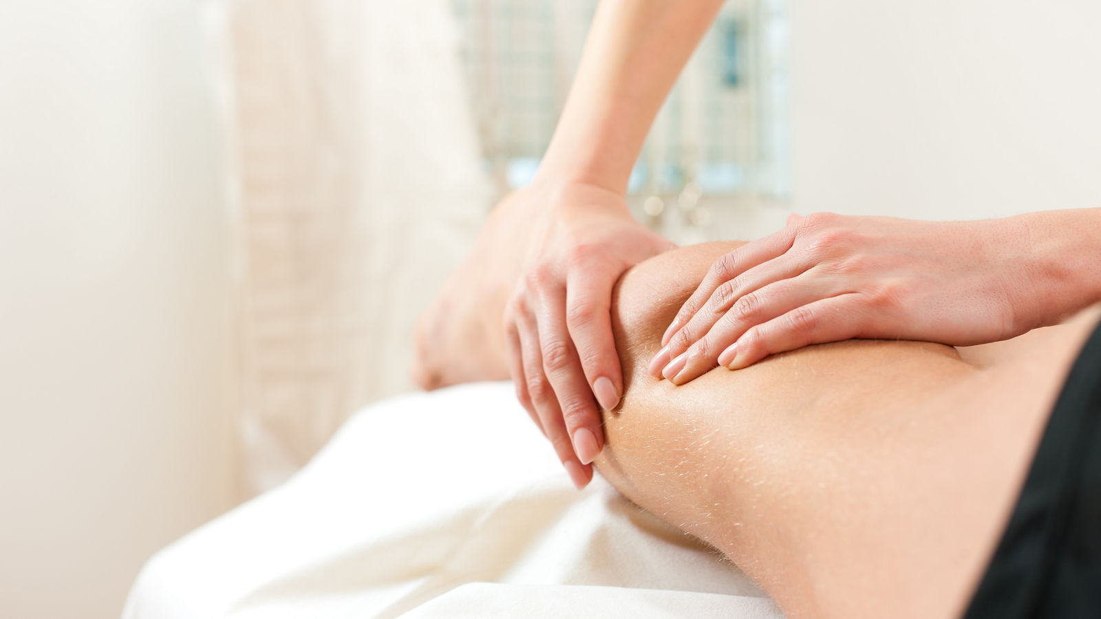 Patient bei der Physiotherapie - Massage