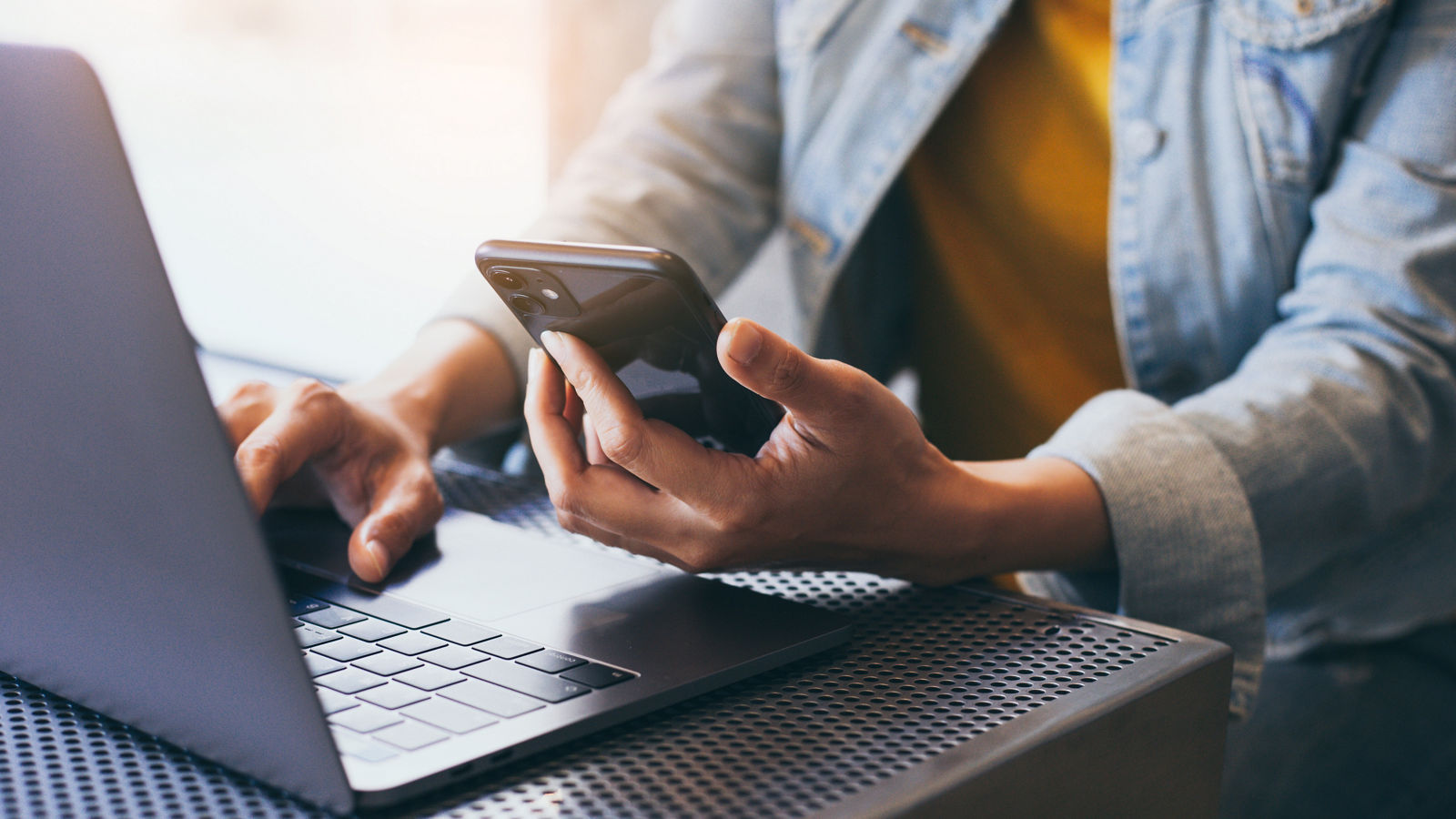 Arbeiten am Laptop und Mobiltelefon