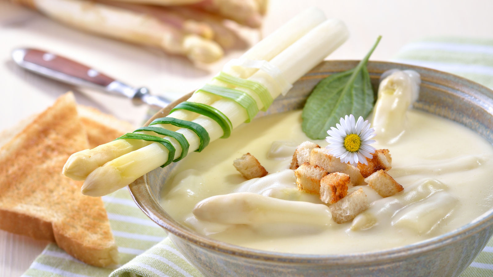 Frische Spargelcremesuppe
