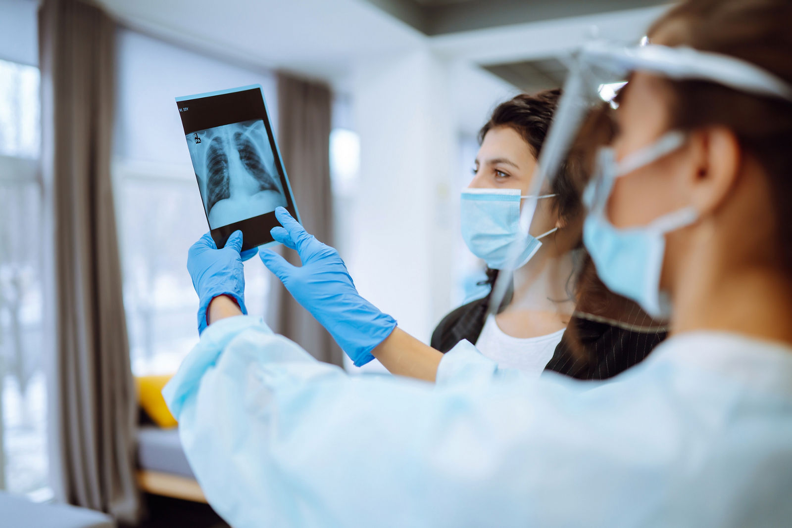 Ärztinnen vor Röntgenbild