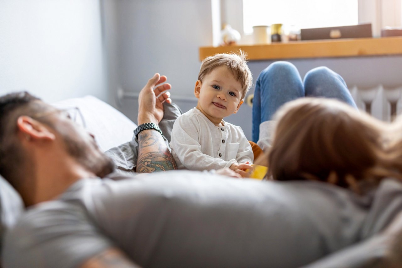 Junge Familie genießt Freizeit zu Hause