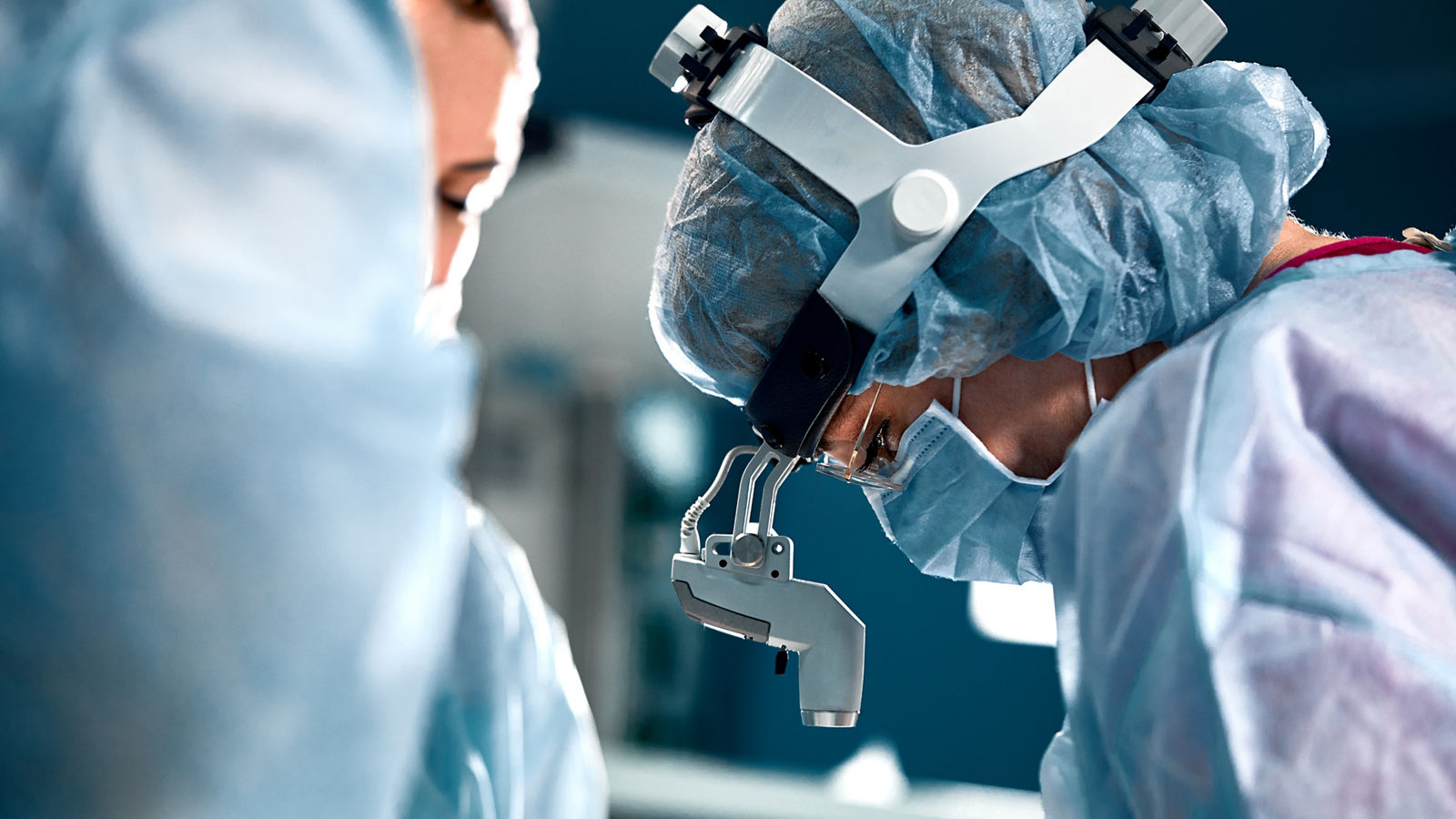 A team of surgeons is fighting for life, for a real operation, for real emotions. The intensive care team is fighting for the life of the patient. Saving life, the struggle for life