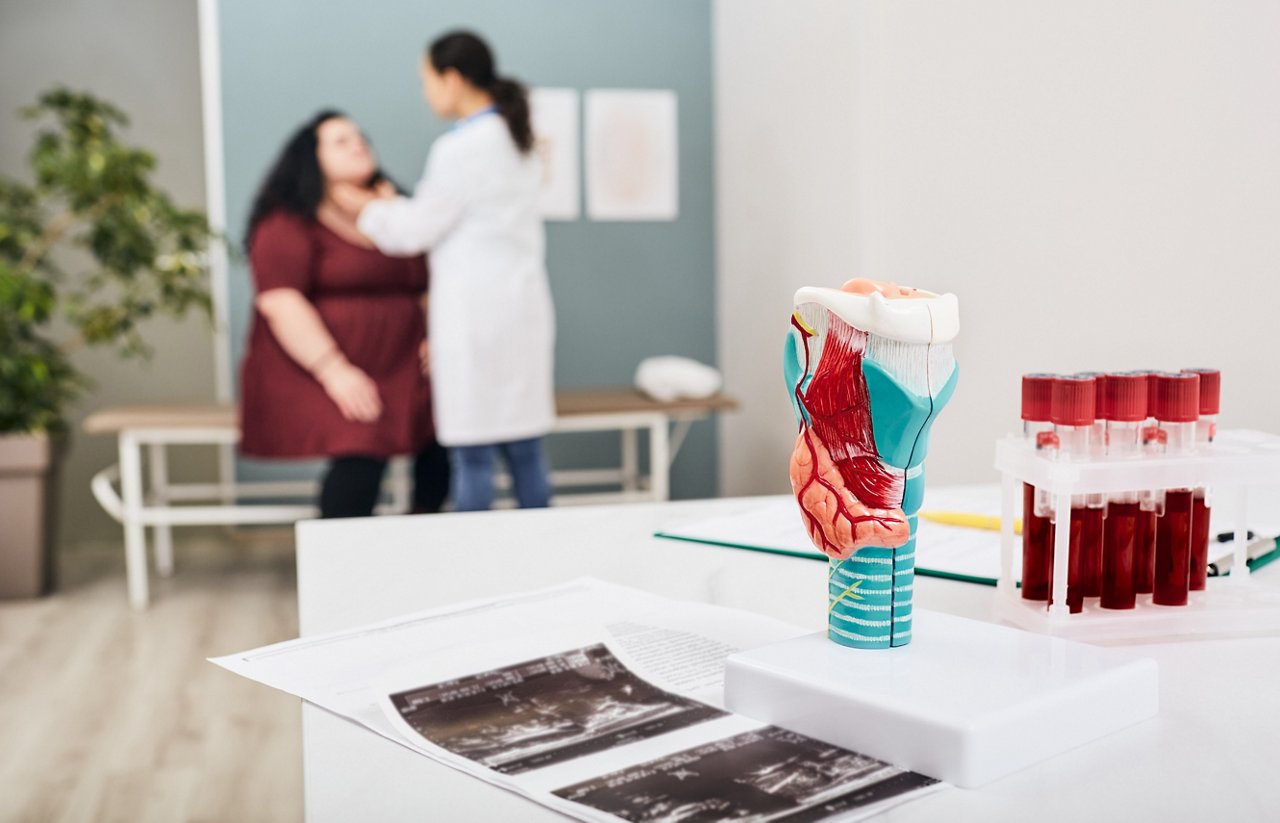 Schilddrüse-Ultraschallbilder-Blutproben-Patientin-Ärztin