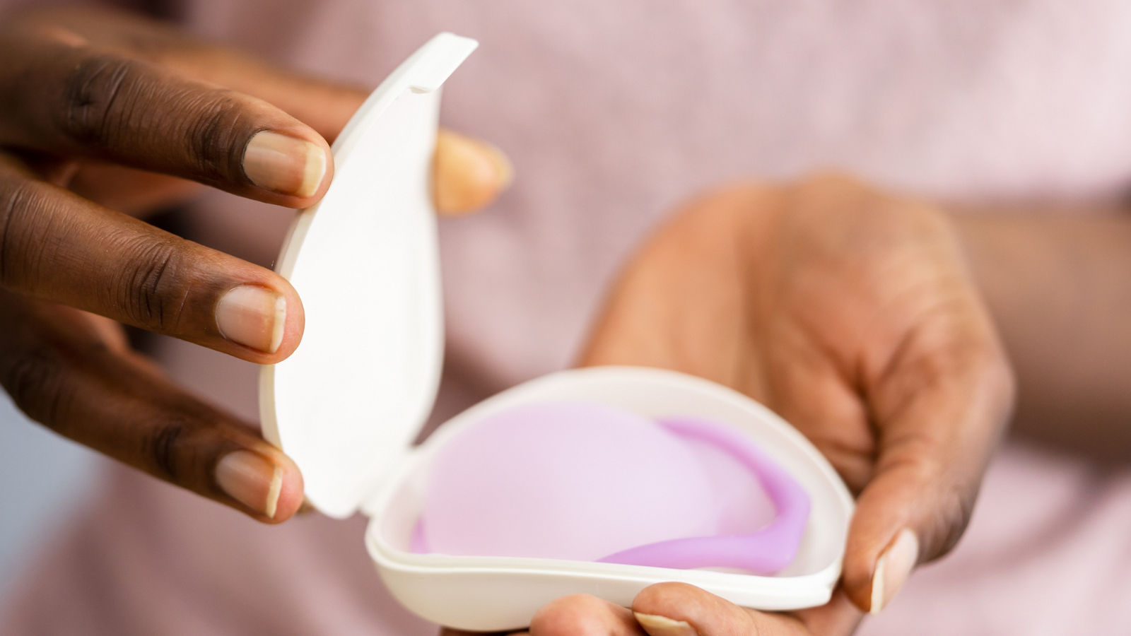 Diaphragma in Händen gehalten