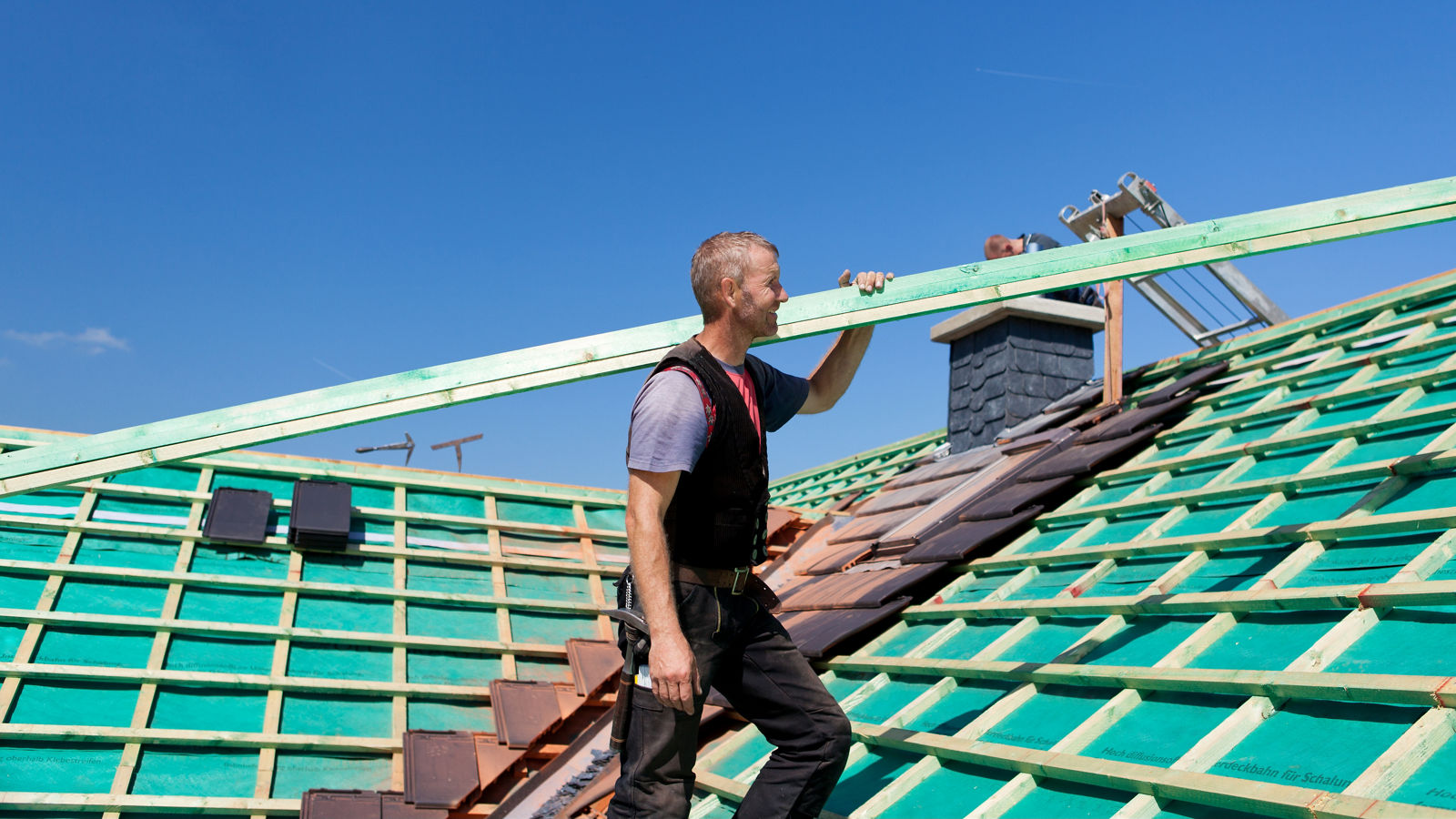 dachdecker trägt dachsparren