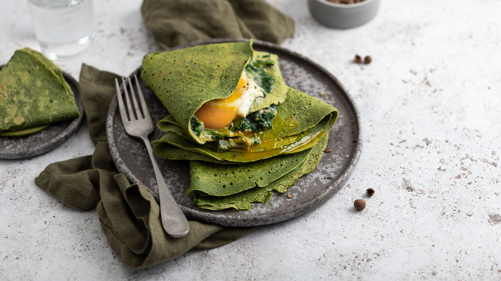 crêpes fait maison aux épinards béchamel et oeuf au plat