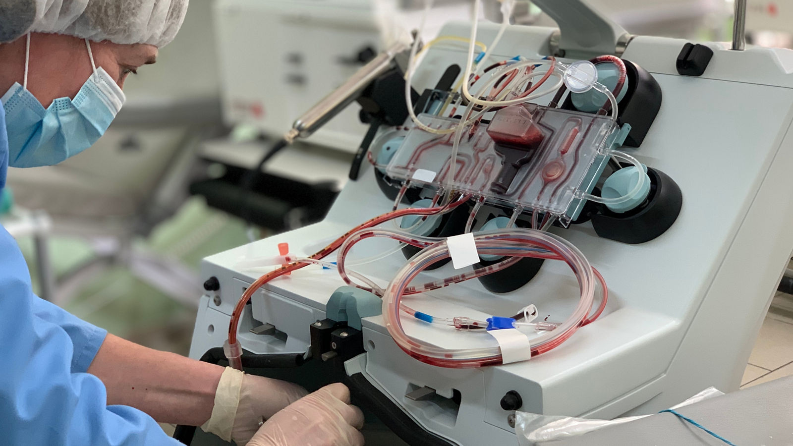 Apheresis machine to extract plasma and platelet from whole blood