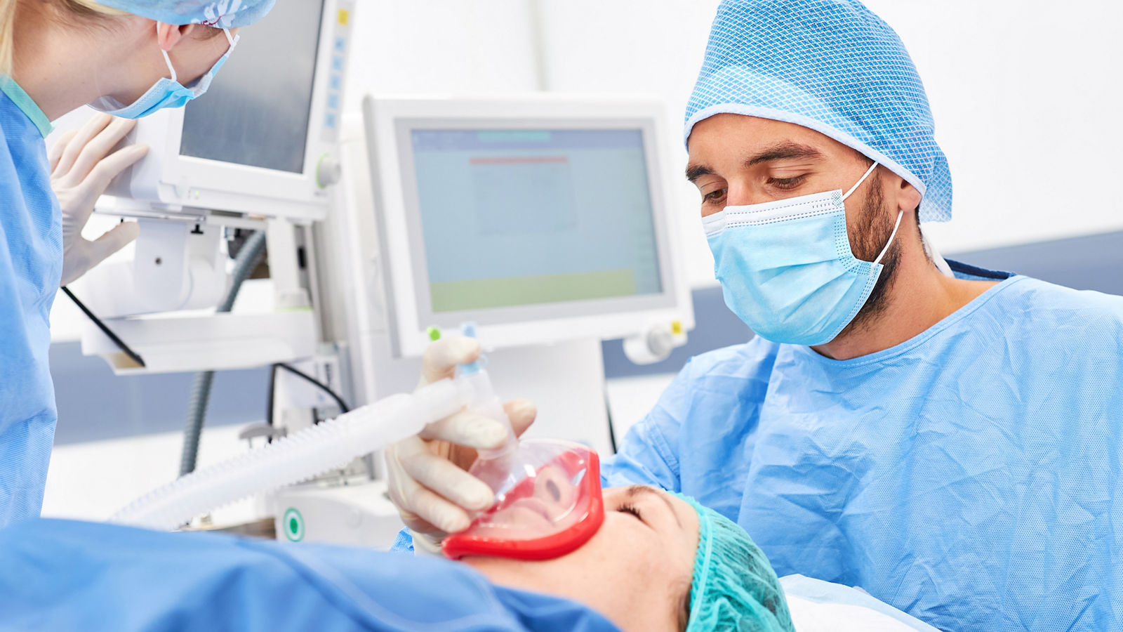 Anästhesist bei der Betäubung und Beatmung von Patient vor einer Operation in der Chirurgie
