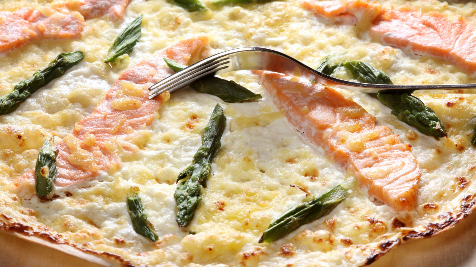 flammkuchen mit rohem lachs und spargel