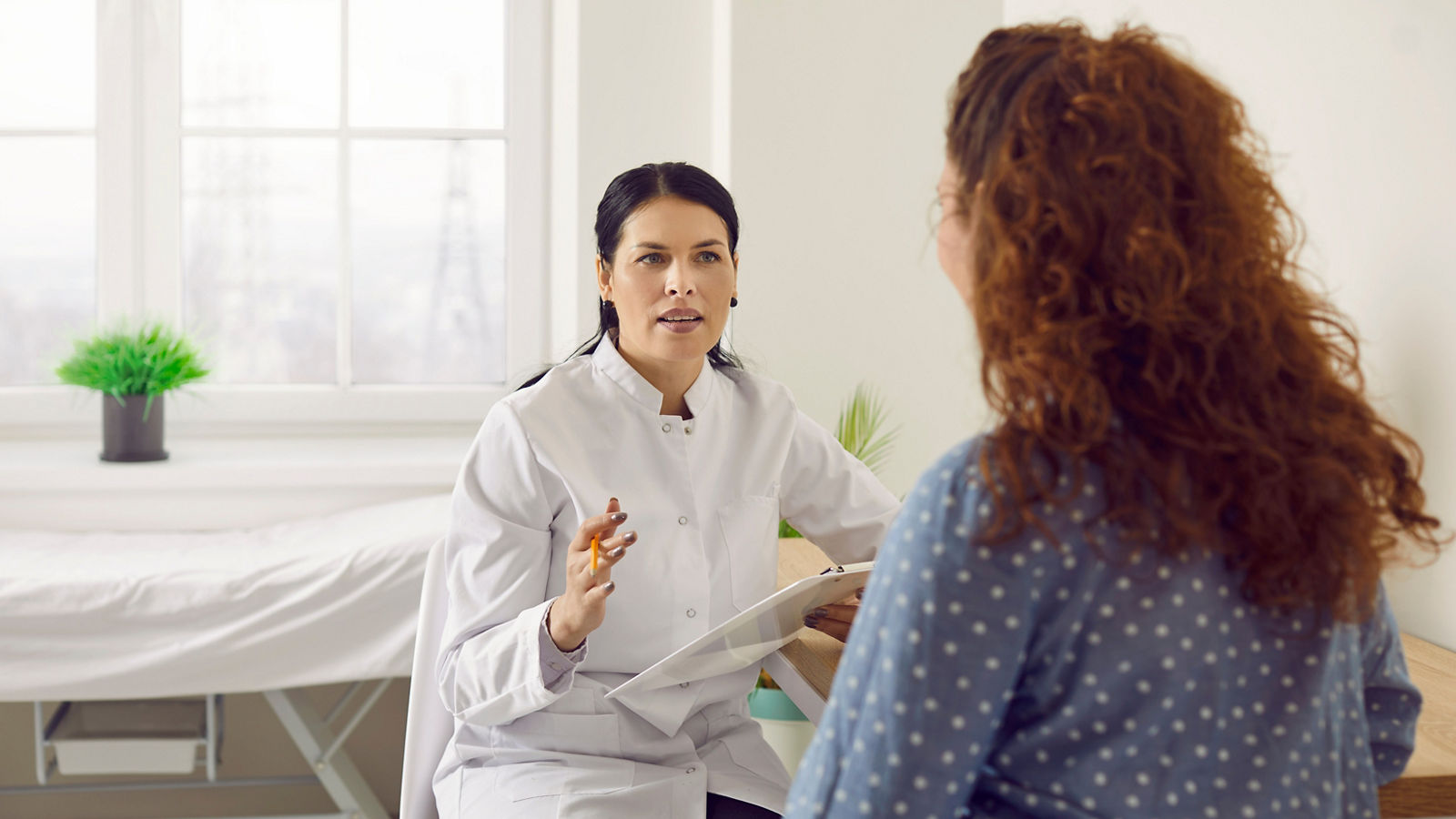 Medizinerin im Patientengespräch