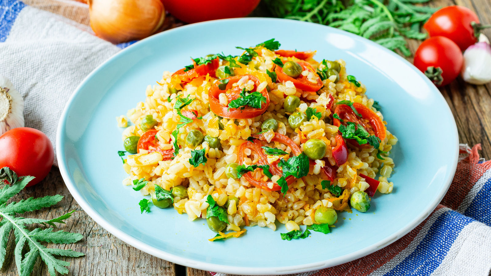 Bulgur with carrots, onions, bell peppers and green peas