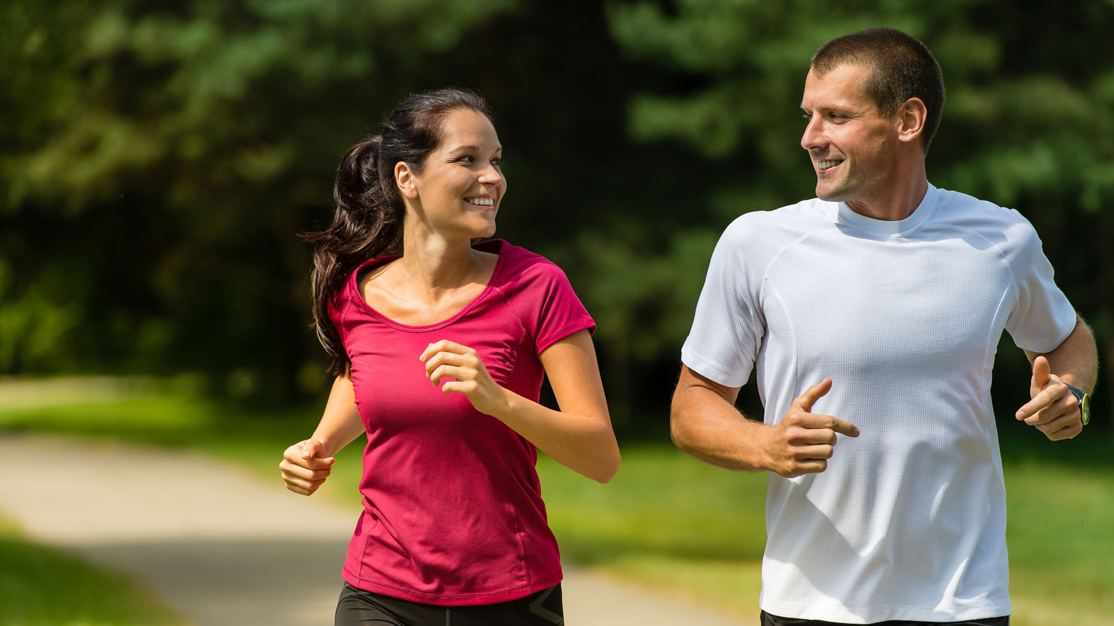 Paar beim Joggen im Park