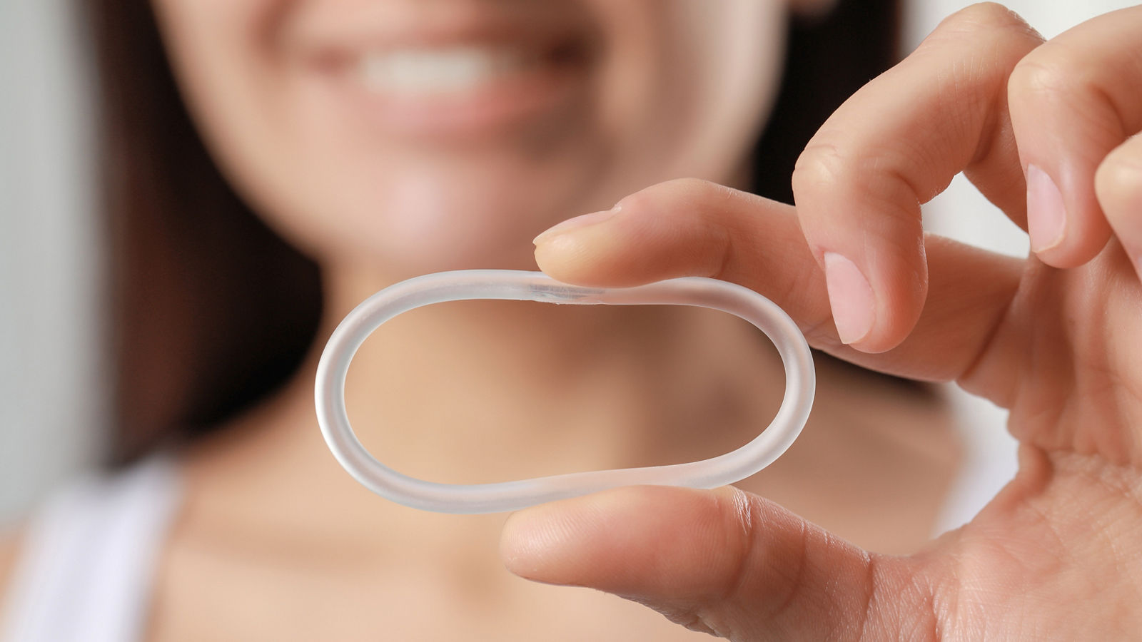 Frau mit Diaphragma-Vaginalverhütungsring