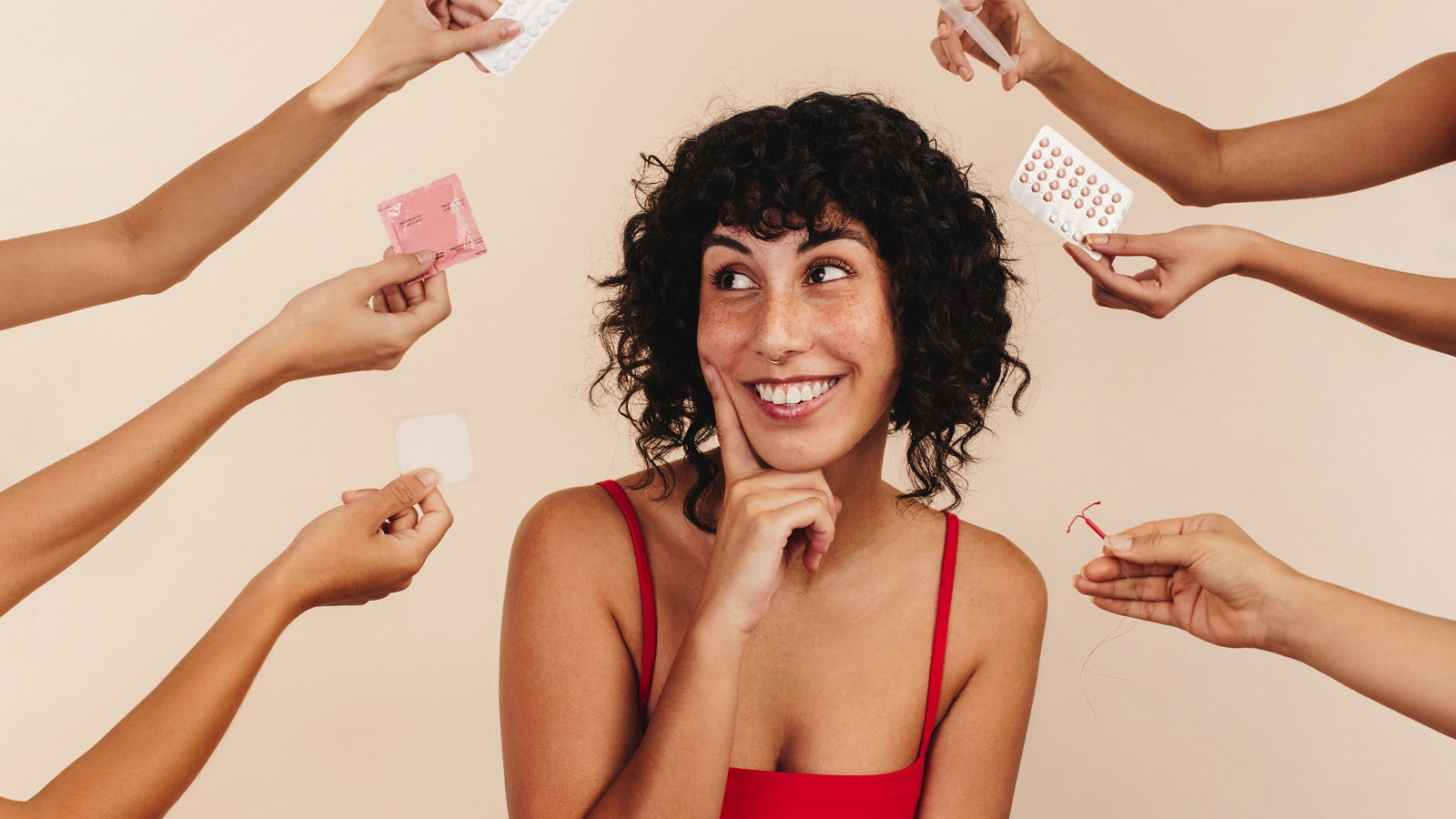 Frau mit Möglichkeiten zur Empfängnisverhütung