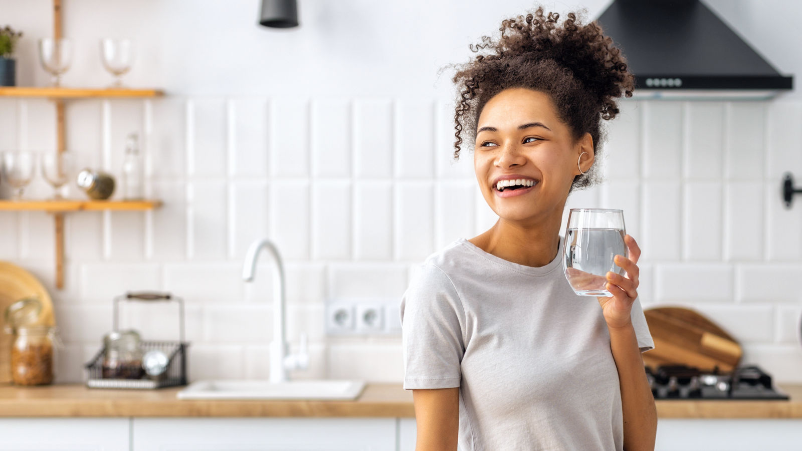 Junge Frau trinkt ein Glas Wasser