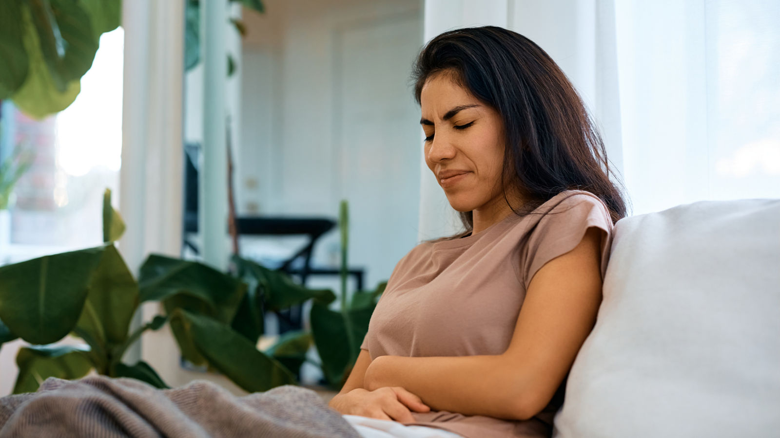 Frau mit Unterleibsschmerzen