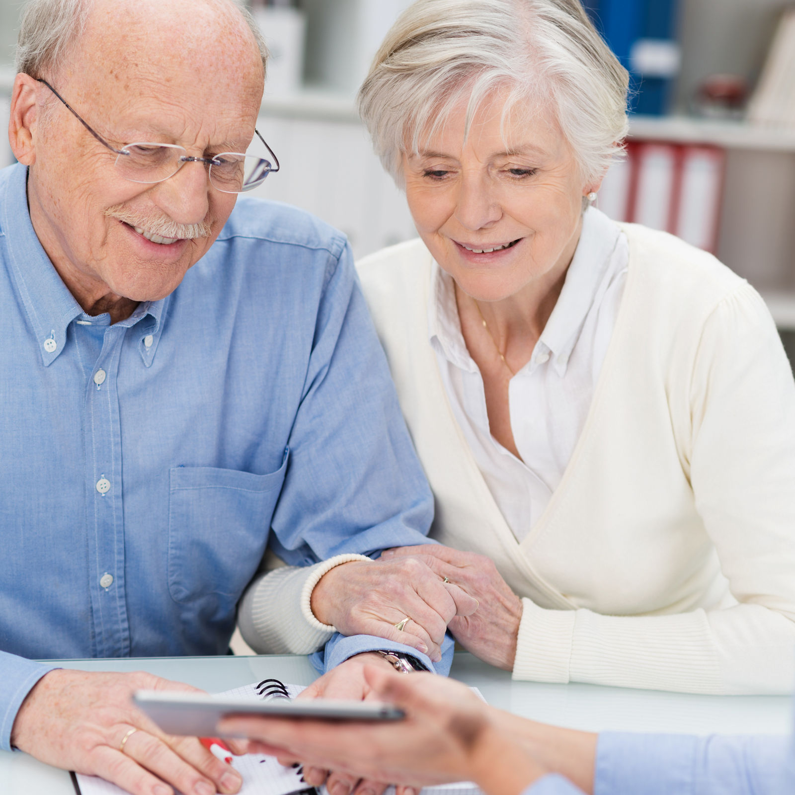 glückliches senioren-paar im beratungsgespräch