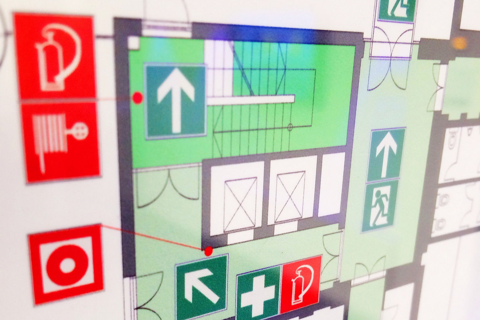 Abbildung eines Fluchtplanes mit Hinweisen zu Feuerlöschern und Ausgängen