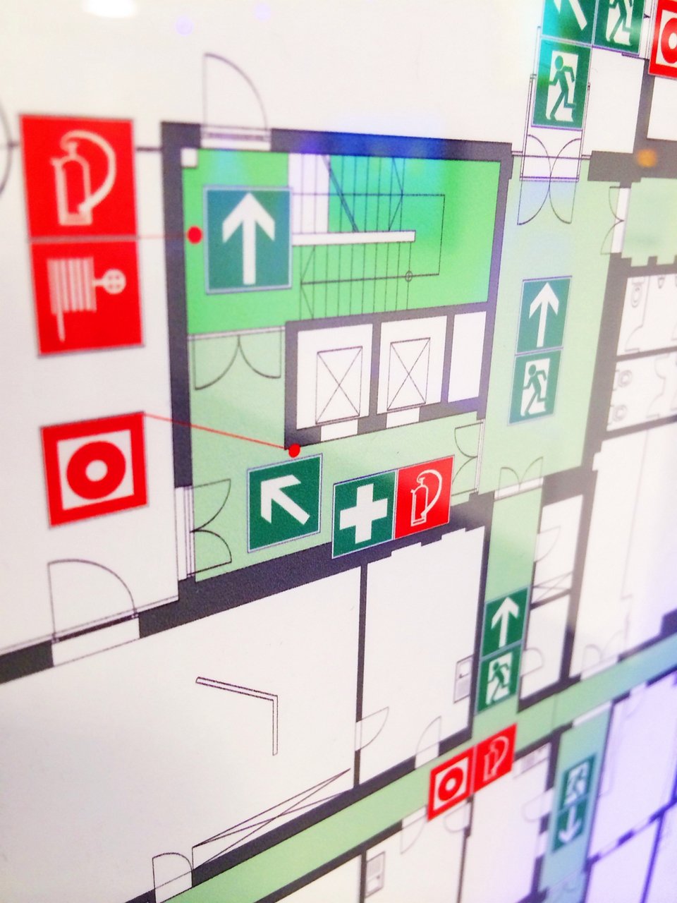 Abbildung eines Fluchtplanes mit Hinweisen zu Feuerlöschern und Ausgängen