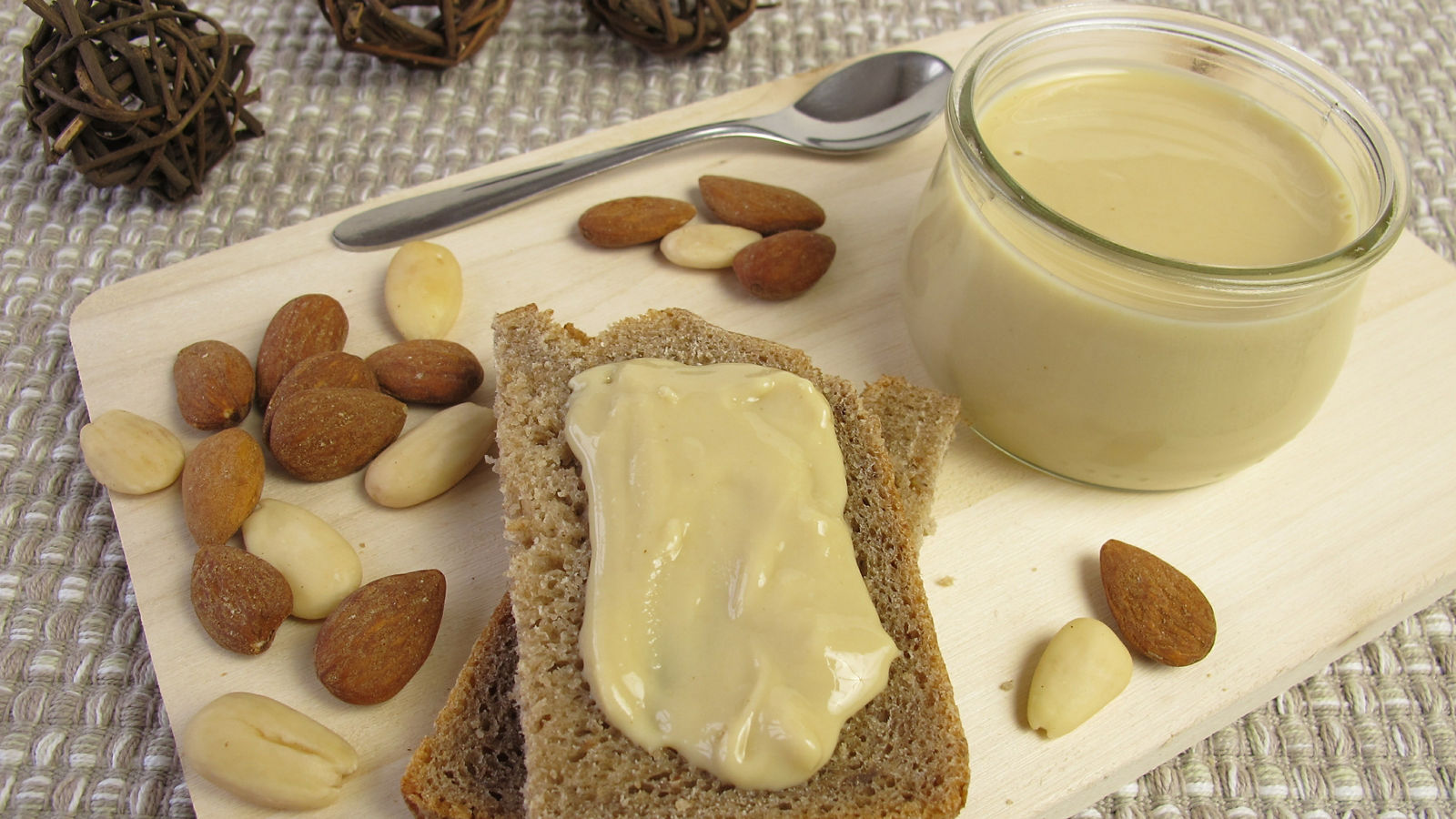 Mandelmus auf Brot