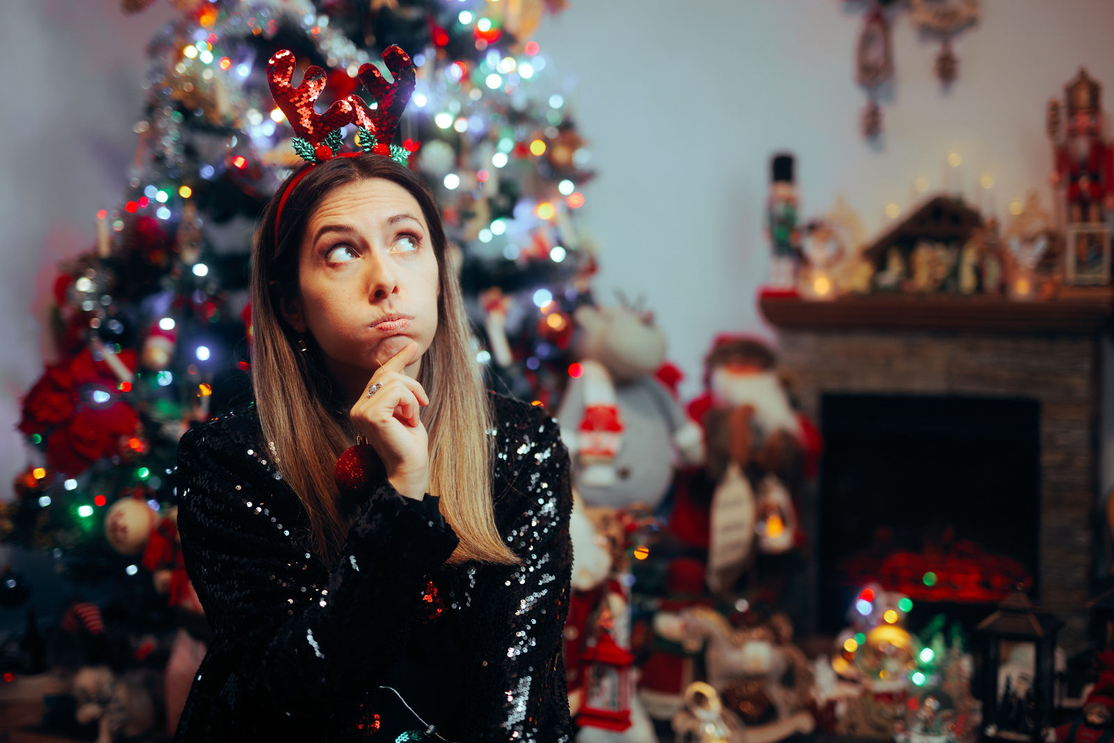 Grübelnde Frau im Weihnachtsstress