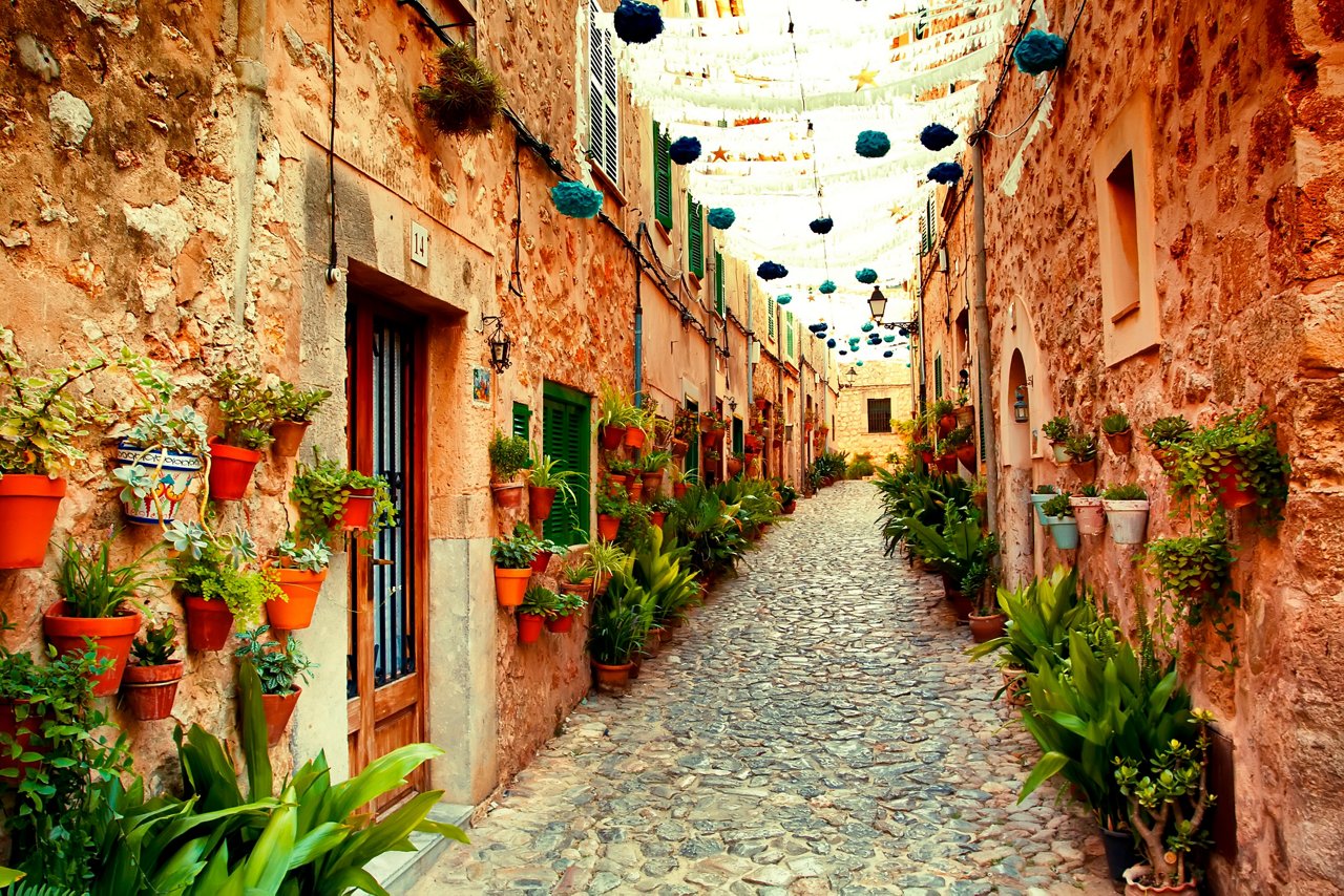Straße im Dorf Valldemossa, Mallorca, Spanien