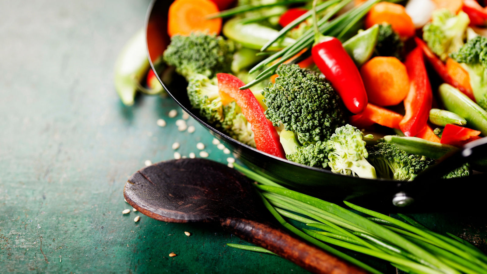 Wok-Gericht, asiatische Küche mit Gemüse, Chinese cuisine. Wok cooking vegetables.