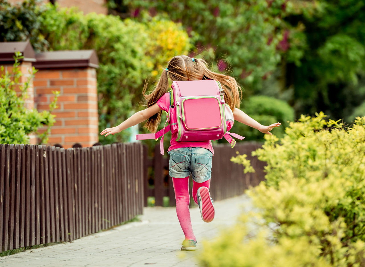 Rückenschmerzen bei Kindern vermeiden: So packen Sie den Schulranzen richtig