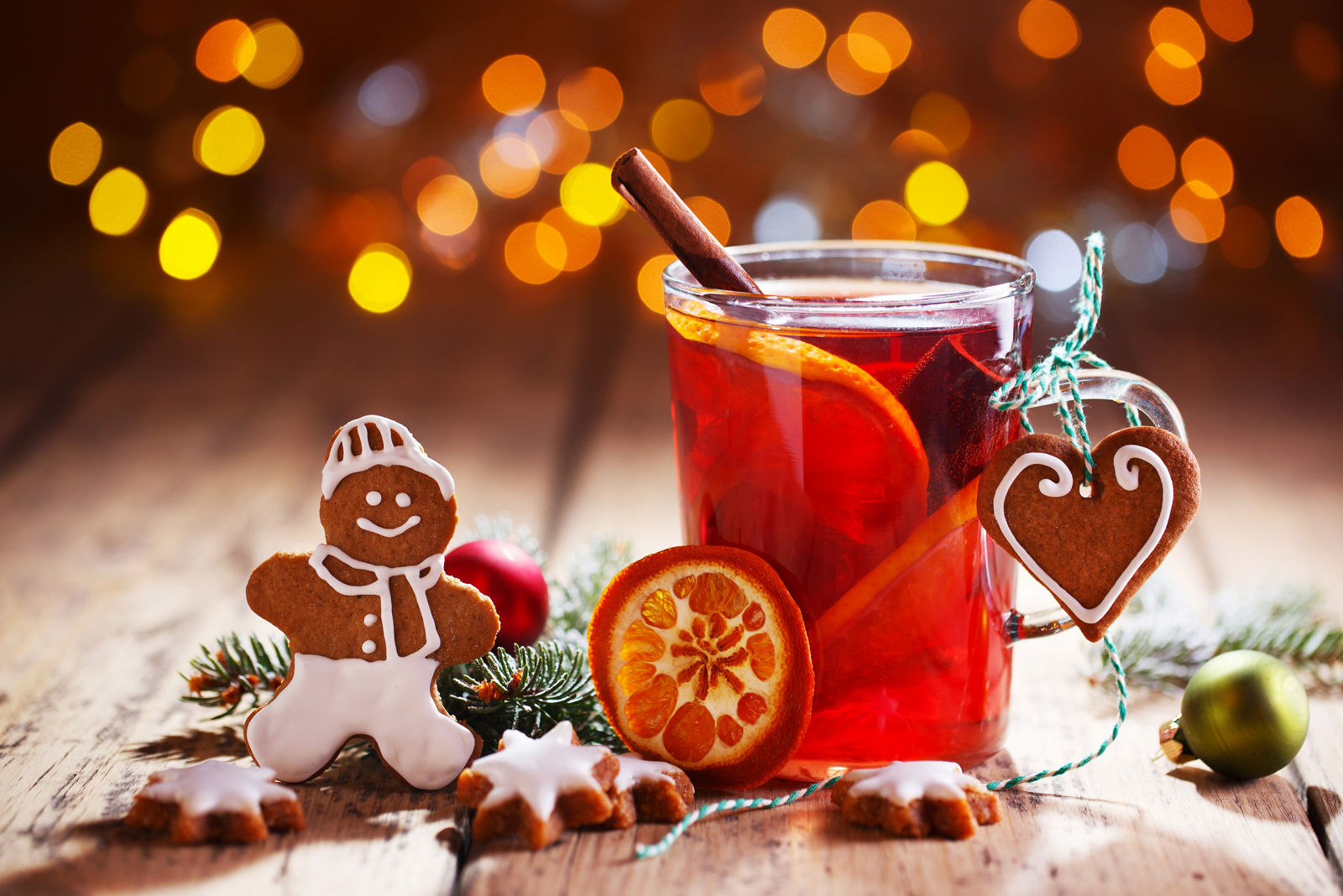 Ein Glas Punsch, mit Keksen weihnachtlich dekoriert