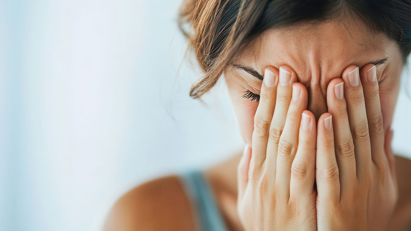 Frau schlägt Hände vors Gesicht