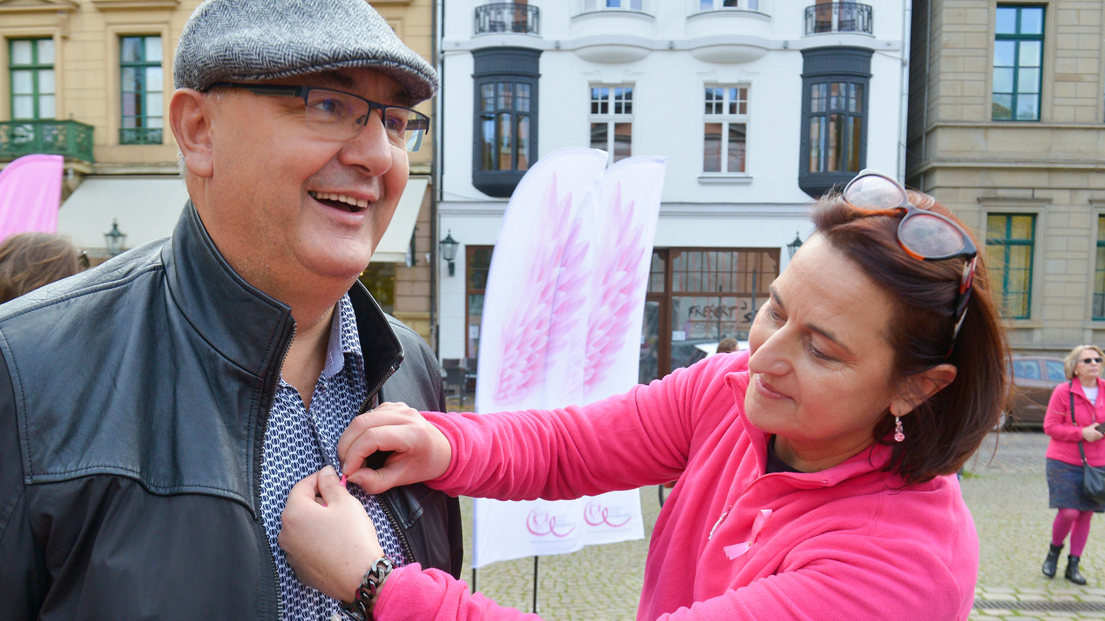 Pinke Schuhe suchen und Informationen über Brustkrebs finden