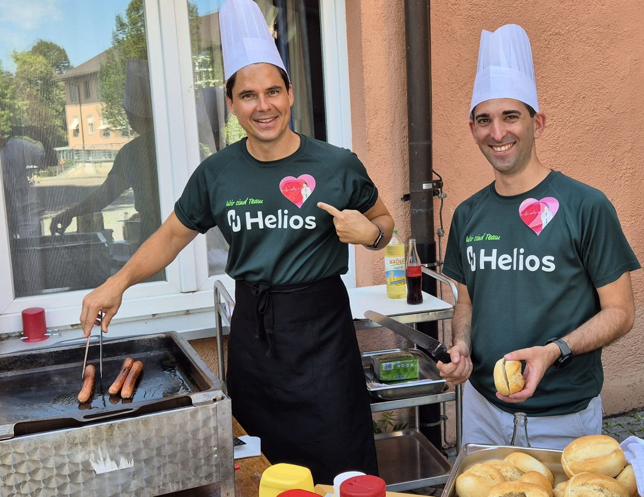 Spannende Pflegewette bei den Helios Kliniken: Pflegedirektor Keßler gewinnt – Klinikgeschäftsführer Sleifir grillt