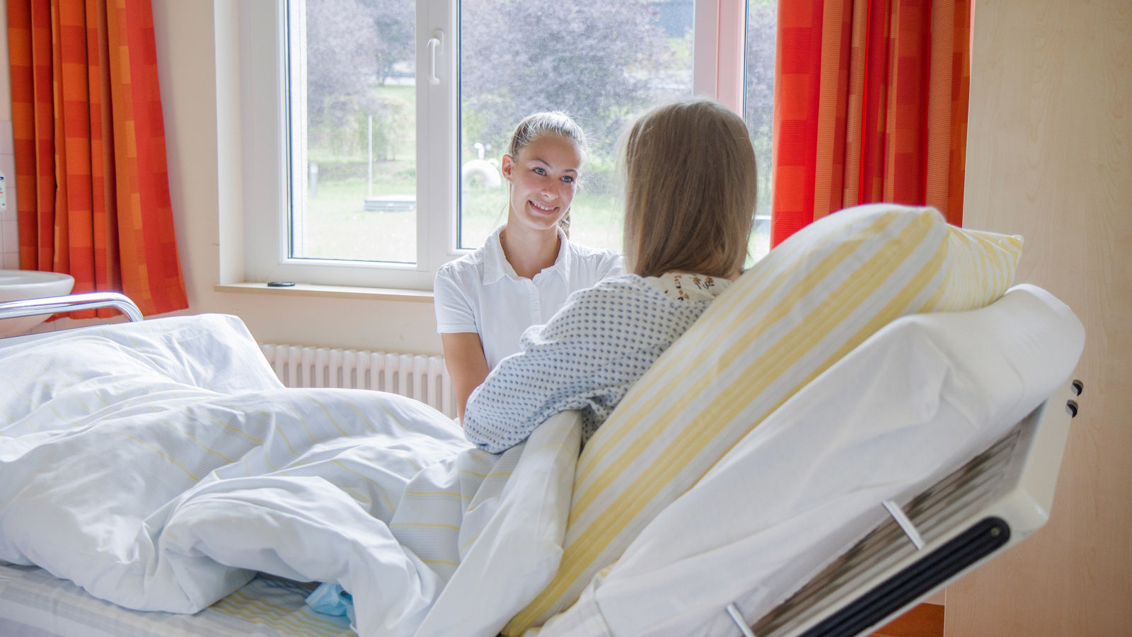 Krankenbesuche im Helios Klinikum Aue: Gelockerte Besuchsregeln erleichtern das Miteinander