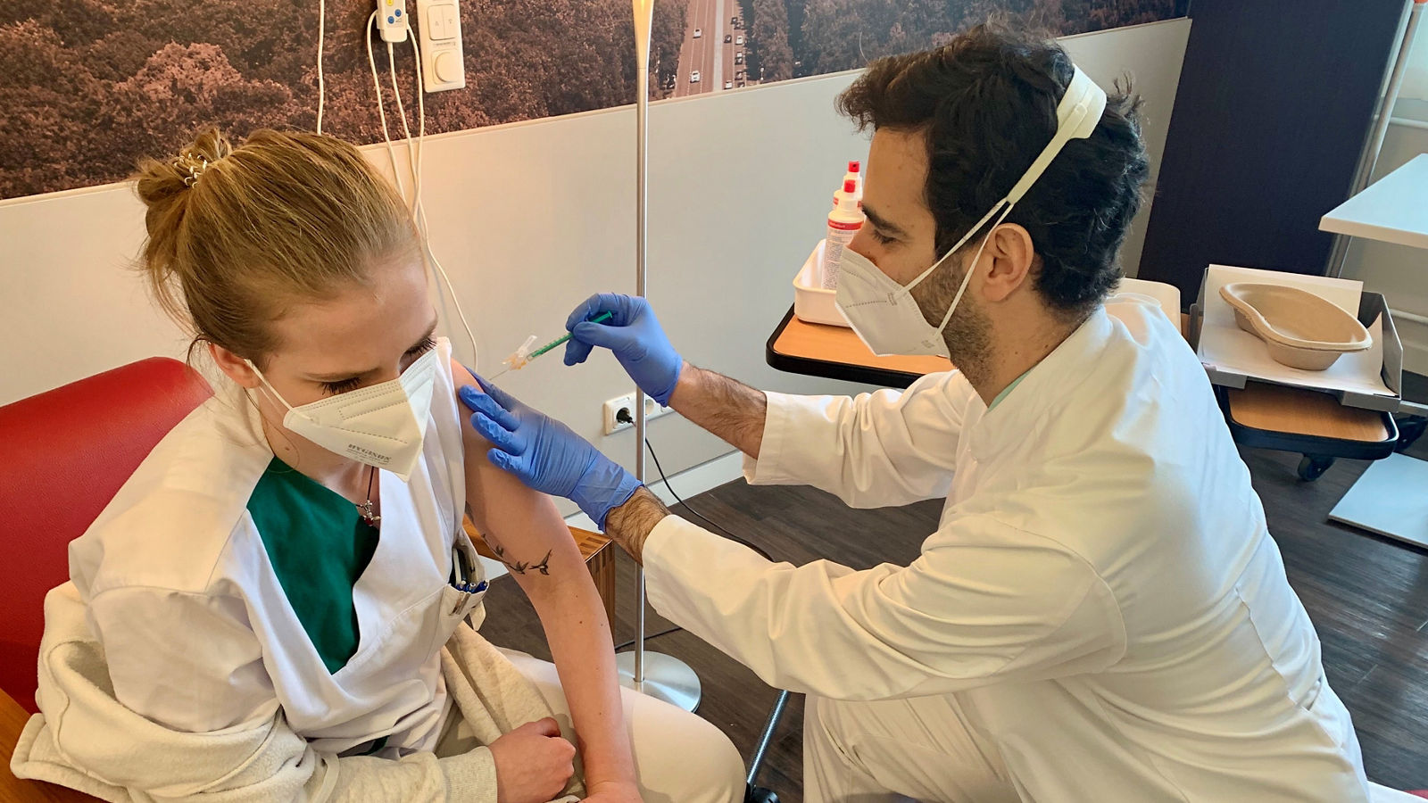 Helios Klinikum Emil von Behring impft erstmals 220 Mitarbeiter:innen gegen Covid-19