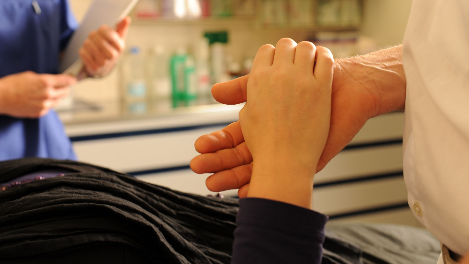 Wenn künstliche Gelenke und Implantate Sicherheitsalarm auslösen 