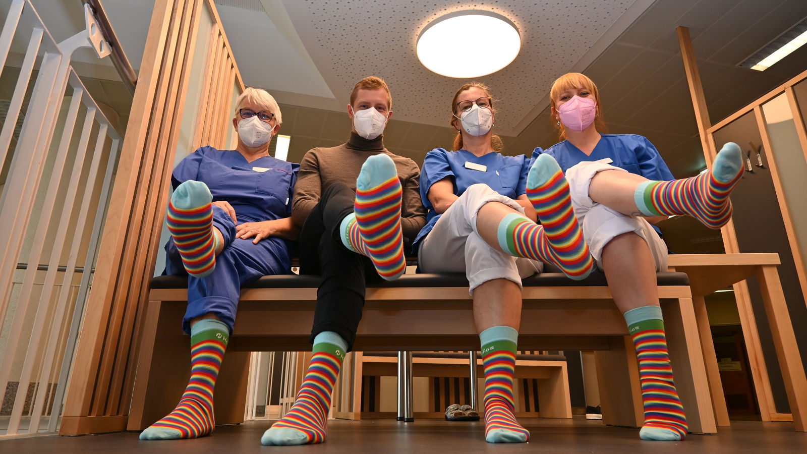 Zum Tag der Diversität am 31. Mai: Bunte Socken für die Belegschaft der Helios Kliniken Hünfeld und Grebenhain