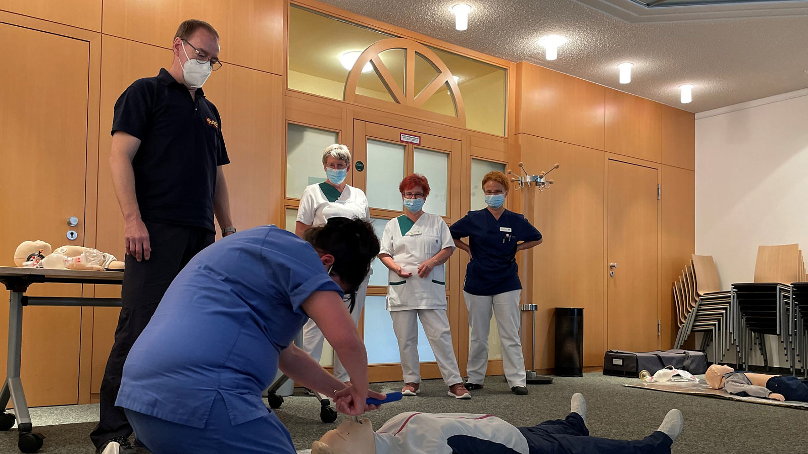 Kinder- und Säuglingsreanimation - Mitarbeiter:innen der Helios Klinik Sangerhausen bleiben am Ball