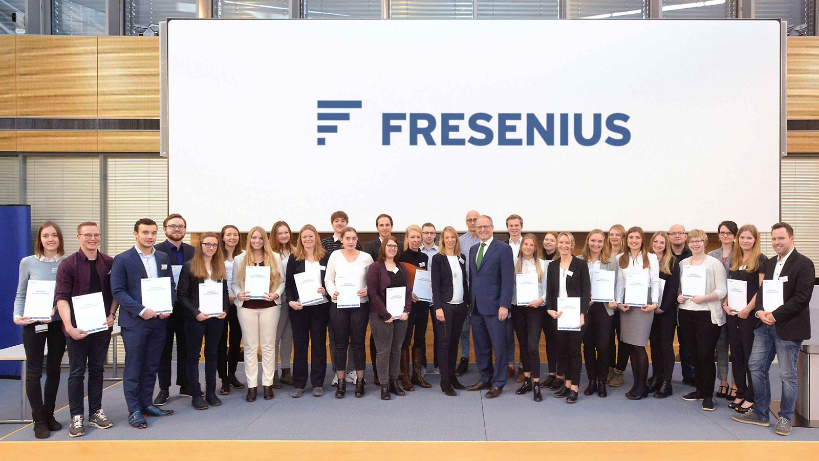 Auszeichnung für frisch gebackene Gesundheits-und Krankenpflegerin