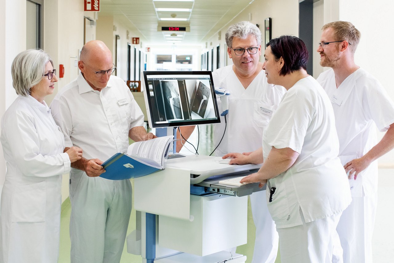 Team der Orthopädie besprechen eine Röntgenaufnahme