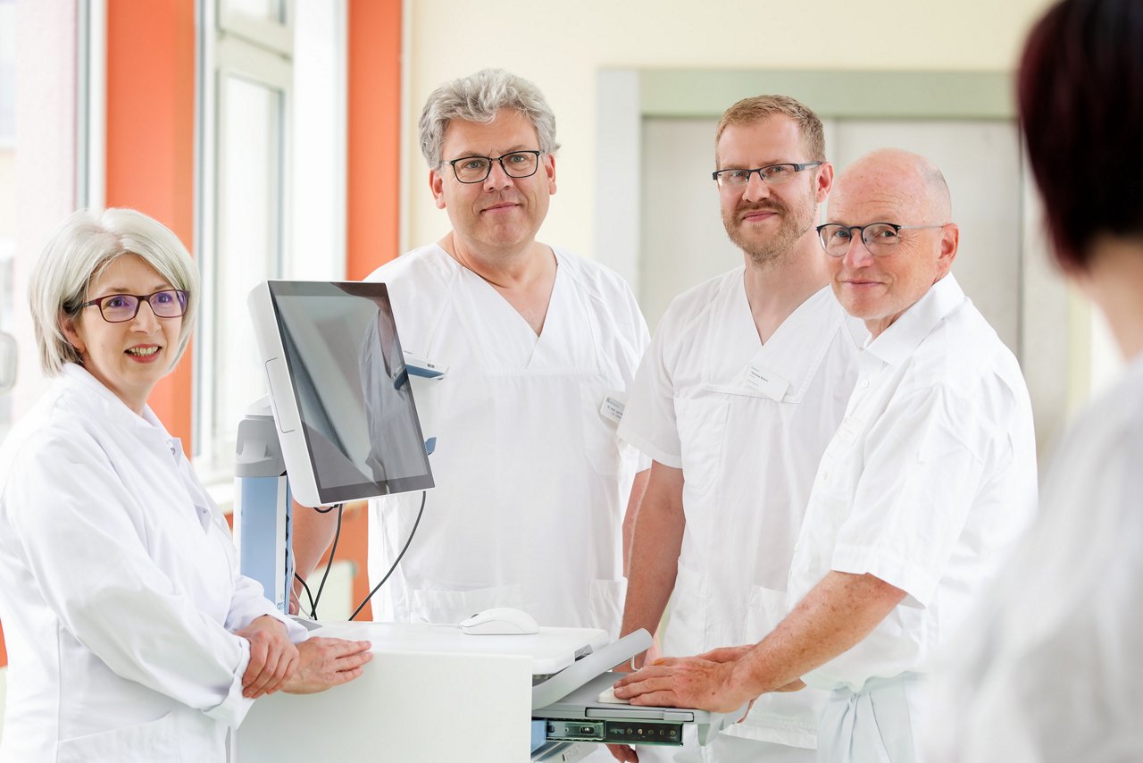Orthopädie-Team bespricht eine Röntgenaufnahme