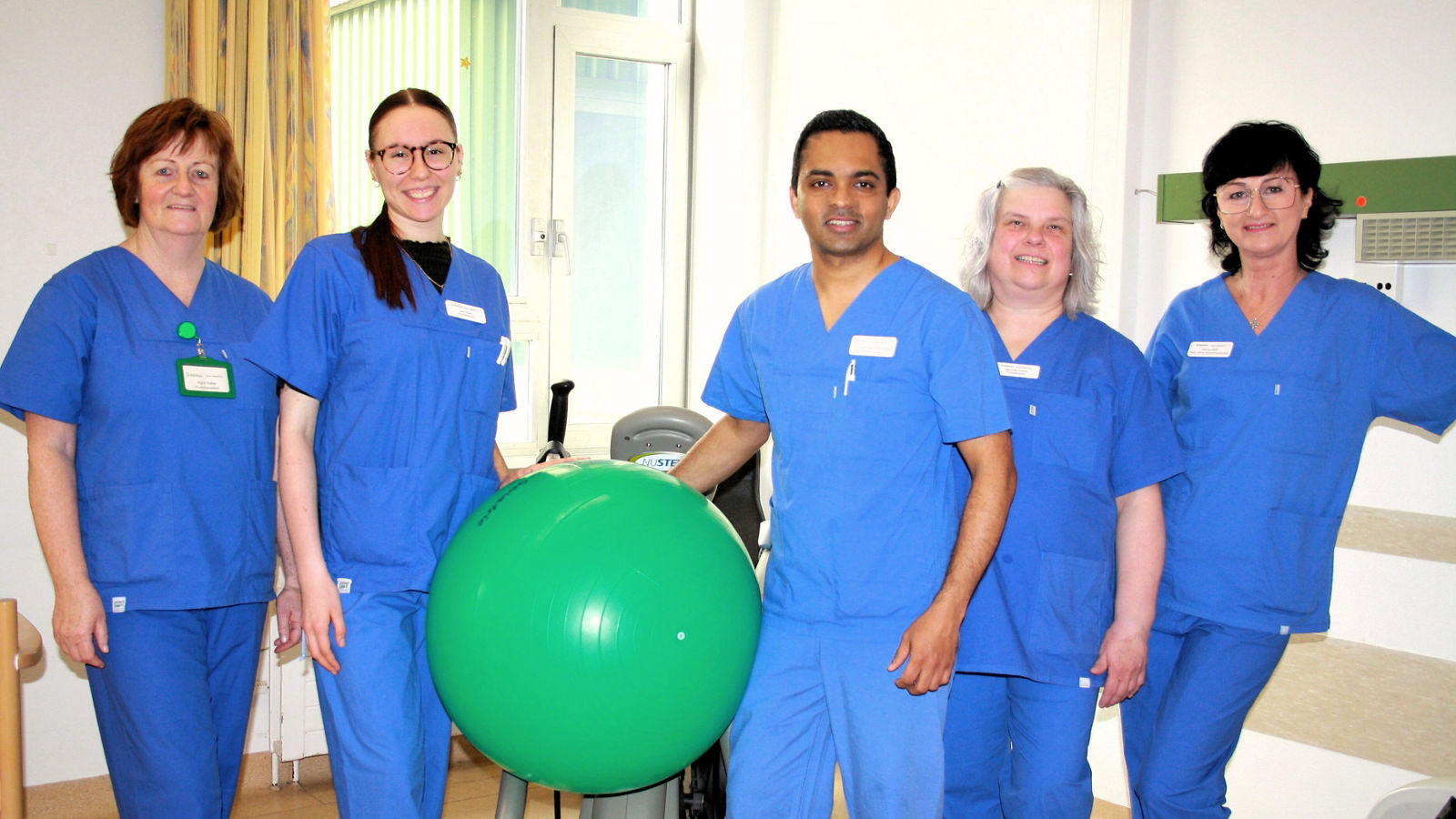 Dr. Lakshman Manoranjan mit Mitgliedern des Reha-Teams