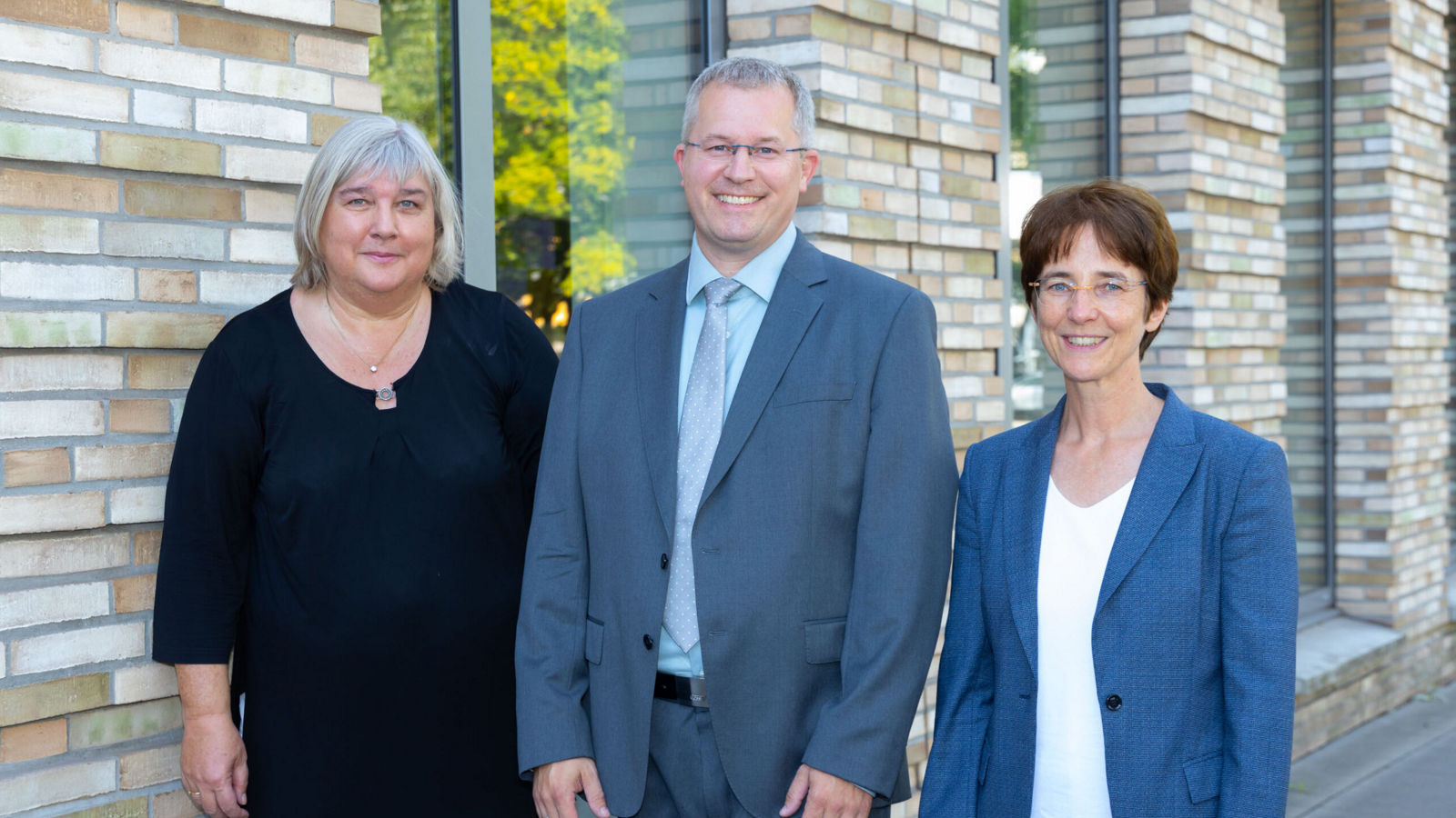 Zweiter Platz beim Deutschen Preis für Patientensicherheit: Jurymitglied Birgit Pätzmann-Sietas, Präsidiumsmitglied im Deutschen Pflegerat gratuliert Helios Chefarzt Dr. Eike Nickel und Oberärztin Dr. Anne Rüggeberg